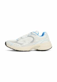 Scarpa da corsa bianca con dettagli azzurri, tomaia in mesh e sintetico, colletto imbottito e suola testurizzata. Presenta linee di design curve.
