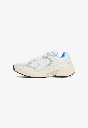 Baskets de course blanches avec des accents bleu clair, dessus en mesh et synthétique, col rembourré et semelle texturée. Présente des lignes de design courbées.