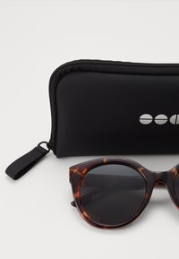 Komono ELLIS - Zonnebril - havana