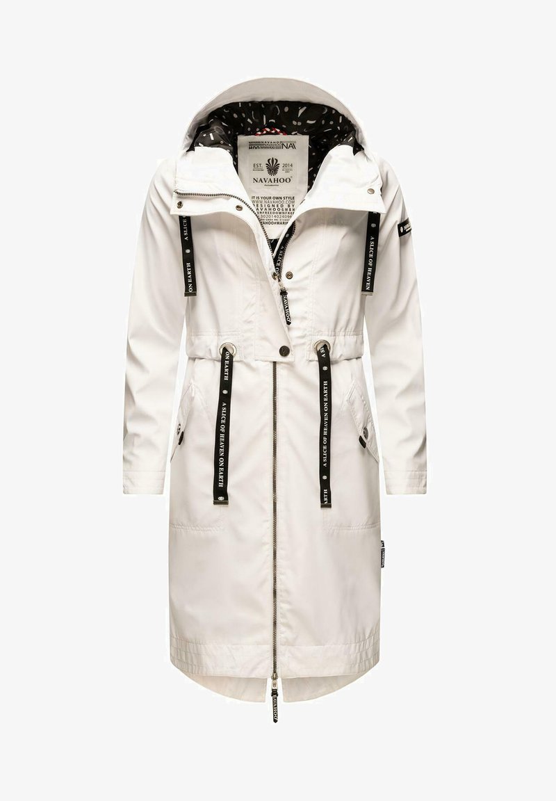 Witte waterdichte parka met verstelbare trekkoordkap, voormet rits, twee zijzakken en contrasterende zwarte straps met tekstaccenten.