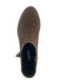 Bottine en daim marron avec un bout rond, fermeture éclair sur le côté et quincaillerie décorative en métal. Texture douce et design simple. Marque Gabor à l'intérieur.