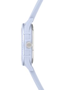 Orologio in silicone azzurro chiaro con quadrante rotondo, accenti argentati e ghiera testurizzata. Presenta una corona sul lato.