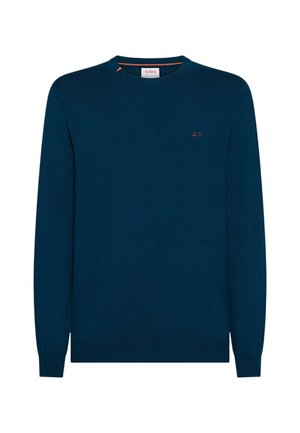 Navyblauer Rundhalspullover mit langen Ärmeln, gerippten Bündchen und Saum sowie kleinem, rot gesticktem Logo auf der linken Brust.