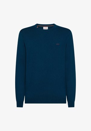 Navyblauer Rundhalspullover mit langen Ärmeln, gerippten Bündchen und Saum sowie kleinem, rot gesticktem Logo auf der linken Brust.