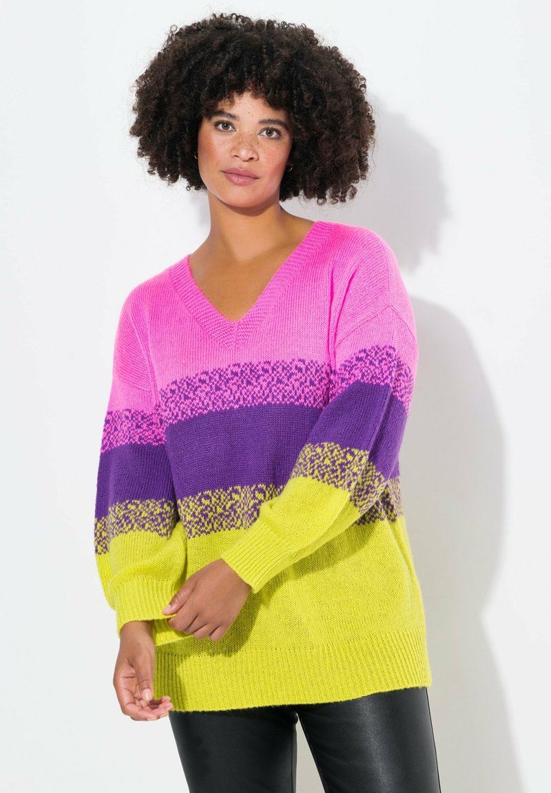 Maglione a V con vestibilità oversize, caratterizzato da righe rosa, viola e verde lime, e motivi testurizzati sulle maniche. Tessuto in maglia morbida.