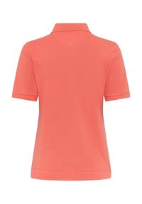 Polo corail à manches courtes vu de dos, doté d’un col plat et d’un tissu uni sans logos ni motifs visibles.