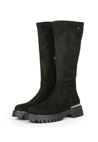 Botas altas de ante negro con un acabado texturizado. Cuentan con un cierre de cremallera lateral y una suela de goma gruesa con un acento plateado en el tacón.