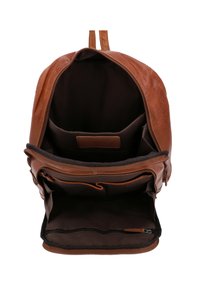 Ruskea nahkareppu, jossa on suuri pääosasto, tumma kangasvuori, etutasku vetoketjulla ja säädettävät hihnat. Sisäpuolella on useita taskuja.