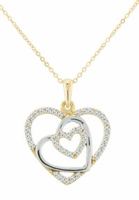 Colgante de corazón chapado en oro con un corazón plateado más pequeño en el interior, adornado con cristales transparentes a lo largo de los bordes, en una cadena delicada.