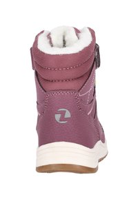 Bottines violettes avec une finition texturée, doublure blanche duveteuse et un petit logo sur le côté. Présente une bande Velcro pour la fermeture.