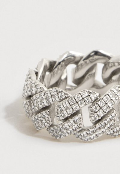 Inel din zale de argint cu mai multe pietre prețioase mici și clare încrustate pe fiecare zală, prezentat pe un fundal alb.