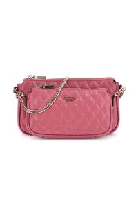 Borsa a tracolla sintetica trapuntata rosa con doppie sezioni con zip, dotata di una tracolla in catena argentata e dettaglio del logo sul davanti.