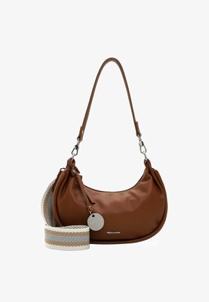 Sac à main en cuir marron au format arrondi, avec une surface texturée, des accessoires en métal argenté et une bandoulière tissée rayée.