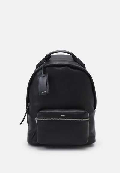Zaino in pelle nera con finitura texturizzata, forma arrotondata, maniglia superiore, tasca frontale con zip e etichetta del marchio.