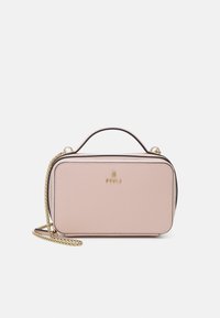 Różowa torba na ramię z fakturowanej skóry z złotym okuciem, prostokątnego kształtu, z górnym uchwytem i łańcuszkiem. Logo tłoczone z przodu.