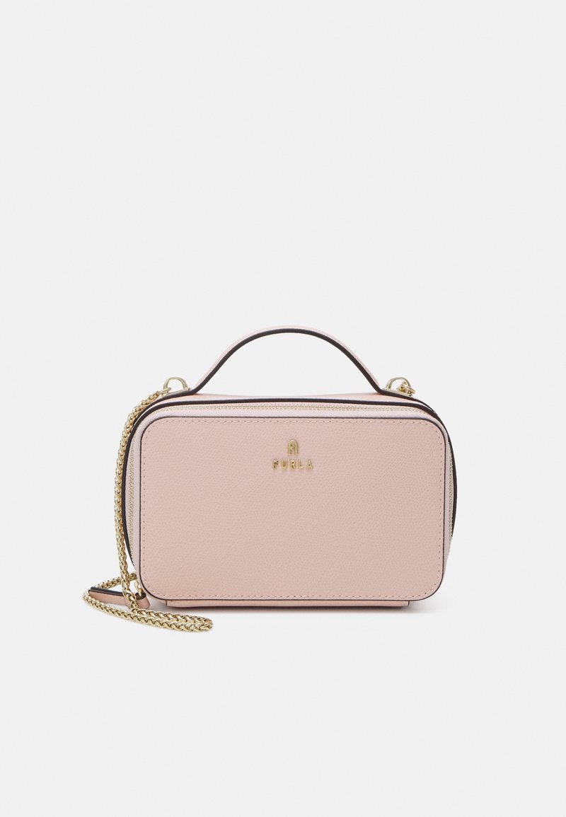 Różowa torba na ramię z fakturowanej skóry z złotym okuciem, prostokątnego kształtu, z górnym uchwytem i łańcuszkiem. Logo tłoczone z przodu.