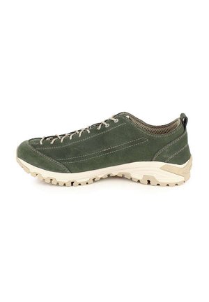 Chaussure de randonnée en daim vert avec semelle en caoutchouc beige clair, présentant un design bas, un laçage à l'avant et des accents en maille pour la respiration.