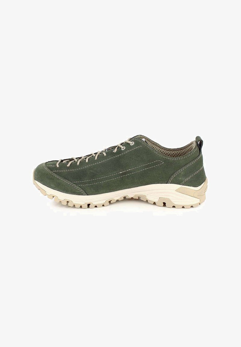 Chaussure de randonnée en daim vert avec semelle en caoutchouc beige clair, présentant un design bas, un laçage à l'avant et des accents en maille pour la respiration.