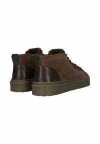Zapatillas altas de ante marrón con acentos de cuero oscuro, superficie texturizada, cordones redondos y suela de goma gruesa. Nombre de la marca grabado en el talón.