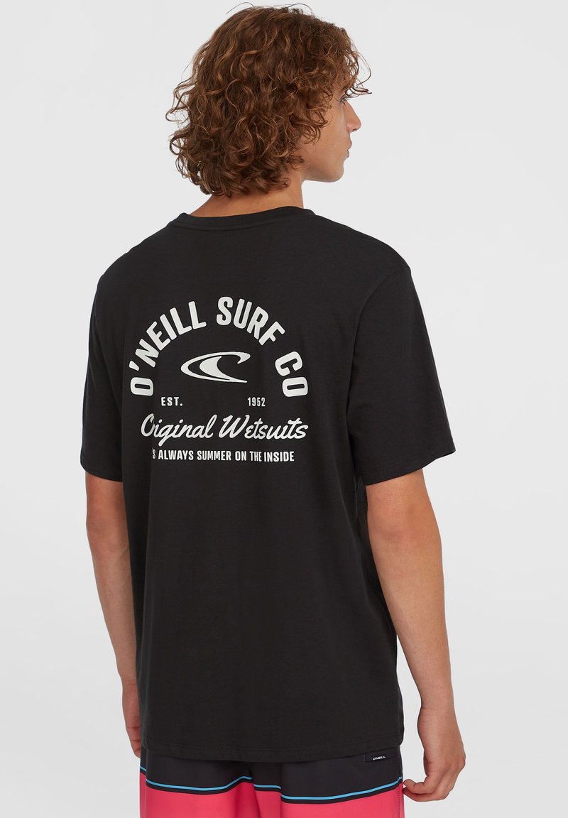 Fekete pamut póló, fehér felirattal a hátán, "O'Neill Surf Co" és "Eredeti Neoprénruhák" márkázva. Rövid ujjú, laza szabású.