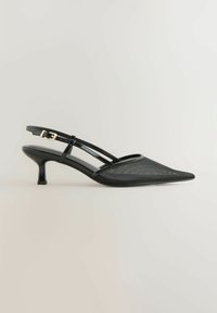 Schwarze Slingback-Absätze mit spitzer Zehenpartie, aus Netzmaterial, dünnen Riemen und einem kleinen Blockabsatz mit glänzender Oberfläche.