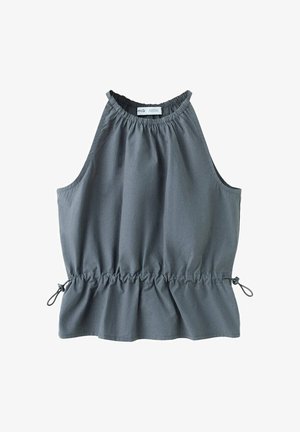 Mouwloze grijze blouse met geplooide elastische halslijn en verstelbare trekkoord in de taille, gemaakt van lichtgewicht stof.