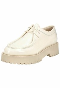 Béžová lakovaná kožená bota s rounded toe, plochými tkaničkami a silnou, texturovanou gumovou podrážkou s vroubkovaným okrajem.