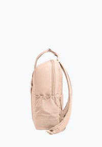 Mochila beige hecha de un material similar a la lona, con un bolsillo lateral, un compartimento principal con cremallera y una correa de hombro ajustable.