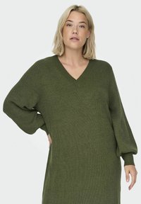 ONLY Carmakoma CARKATIA LS V-NECK NOOS - Sarafanas - khaki