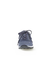 Dunkelblaue Wildleder-Sneaker mit weißer Sohle, runden Schnürsenkeln und Reißverschluss-Details an den Seiten für einfaches Anziehen. Klassisches sportliches Design.