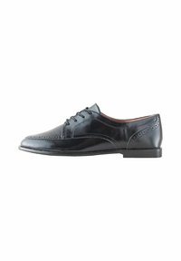 Miestne čierne kožené oxfordky s brogue detailmi a �šnúrkami, zobrazené z profilu na bielom pozadí.