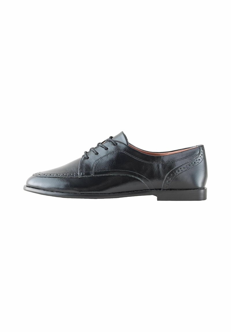 Miestne čierne kožené oxfordky s brogue detailmi a šnúrkami, zobrazené z profilu na bielom pozadí.