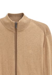 Maglione zip-up marrone con colletto alto, texture a costine e decorazioni a cucitura orizzontale sulle spalle. Logo discreto sulla parte anteriore.