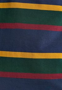 Baumwollstoff mit horizontalen Streifen in Marineblau, Grün, Gelb und Burgunder. Weiche Textur mit glatter Oberfläche. Muster gleichmäßig verteilt.