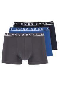 Drei Paar Herrenboxershorts in Dunkelgrau, Blau und Marineblau, mit elastischen Taillenbunden und dem "Hugo Boss"-Logo in kontrastierenden Farben.