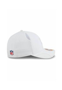 Weißes Baseballcap mit einem gebogenen Schild, Netzseitenteilen und einem NFL-Logo auf der linken Seite. Verfügt über glattes Material und ein passgenaues Design.