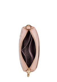 Kůže s broskvovým povrchem, zlatým zipem, s podšívkou s puntíky a vnitřními sloty na karty. Na vnější straně je dekorativní květinový akcent.