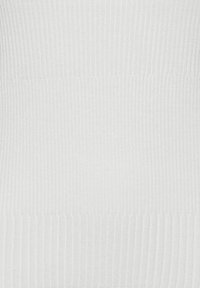 Weißer gerippter Stoff mit einem leichten Glanz. Die Textur ist glatt mit vertikalen Linien. Verfügt über ein nahtloses Design, das sich für verschiedene Kleidungsstücke eignet.