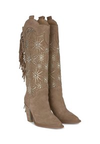 Botas altas de ante marrón hasta la rodilla con punta afilada, detalles de flecos y adornos que crean patrones de estrellas a lo largo del eje. Tacón ancho.