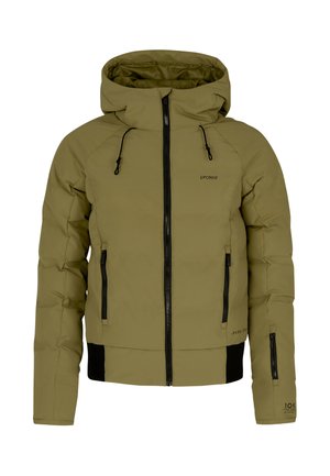 Olivovo zelená péřová bunda s kapucí, černé zipové kapsy a elastické manžety; na hrudi a rukávu je potisk loga.