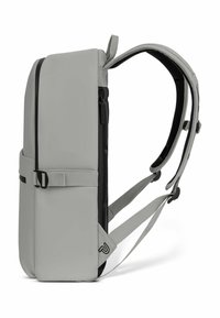 Zaino grigio con un design rettangolare elegante, realizzato in materiale liscio, con dettagli neri, spallacci regolabili e una tasca laterale.