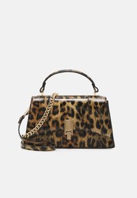 Borsa a tracolla con stampa leopardata, design strutturato, texture lucida, hardware dorato, manico corto e tracolla removibile.