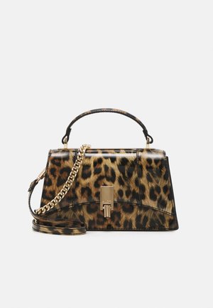 Sac à main en imprimé léopard avec un design structurel, une texture brillante, des accessoires en or, une poigné courte et une chaîne amovible.