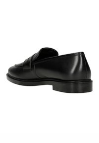 Černá kožená nazouvací bota s špičatou špičkou, dekorativním páskem, nízkým podpatkem a hladkým povrchem, která předvádí klasický design.