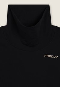 Maglione a collo alto di colore nero, realizzato in tessuto morbido, con un alto colletto e il logo argentato "FREDDY" sul davanti. Design semplice e moderno.