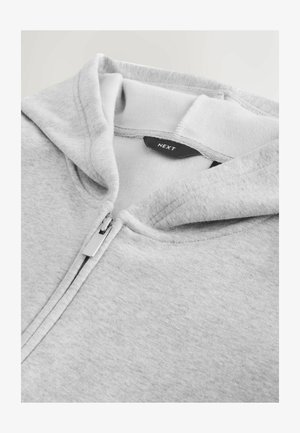 Grå zip-up hoodie med blødt fleece indvendigt, spidse hætte og metalzipper. Etiket læser "NEXT."