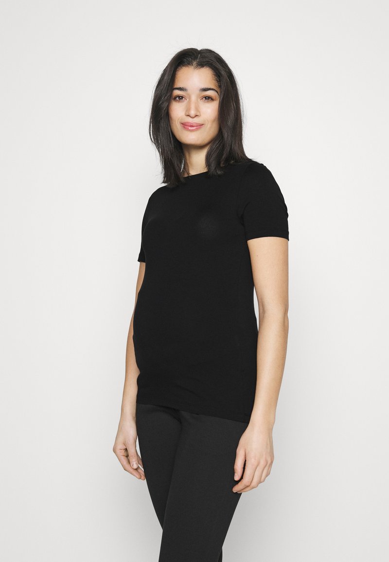 Tricou negru, fit ajustat, cu mâneci scurte și decolteu circular, realizat dintr-un material neted. Modelul îl asortează cu colanți negri.