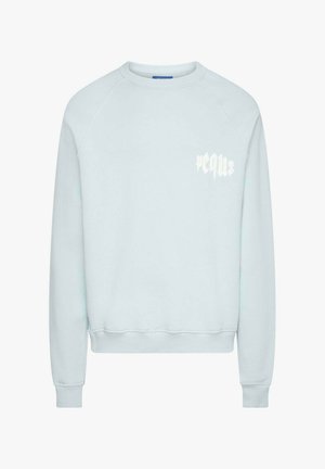 Ljusblå sweatshirt med raglanärmar, ribbade ärmslut och nederkant, med vit text "req.us" på vänster bröstområde. Mjuk textur, avslappnad design.
