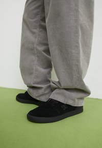 CRISIS 2 - Chaussures fitness - black
