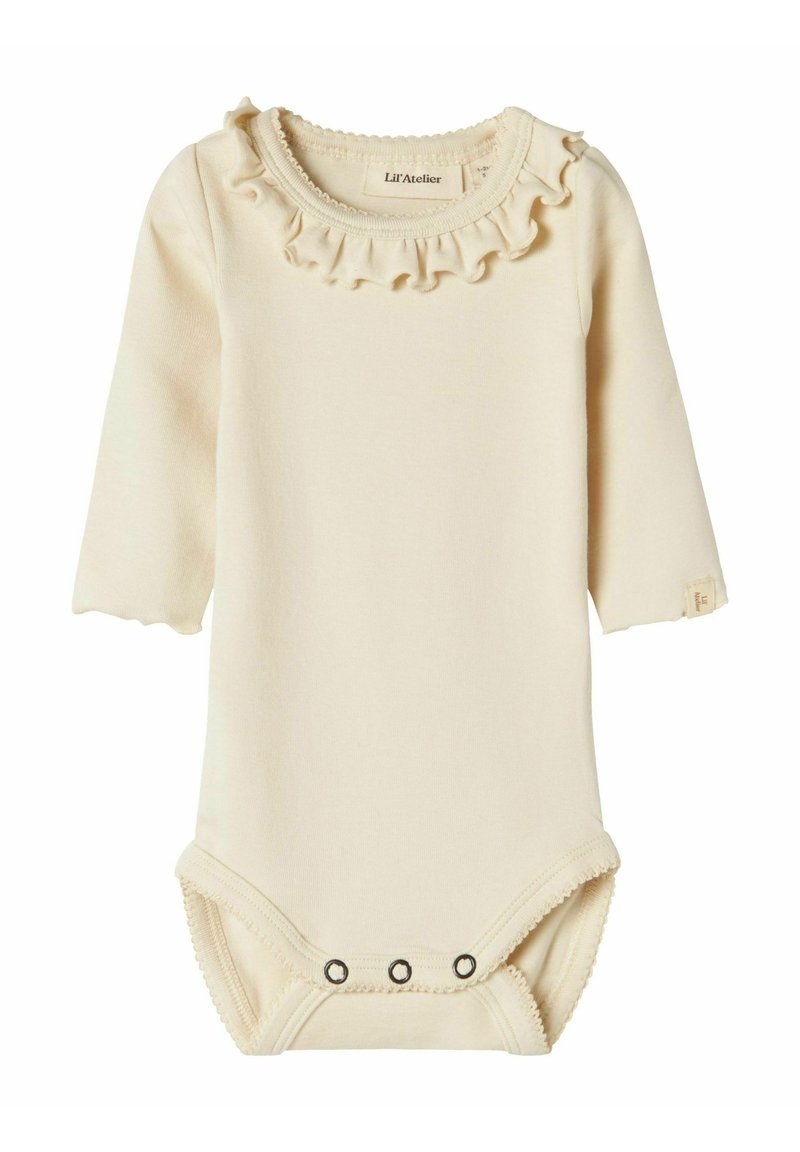 Crème kleurige lange mouwen baby rompertje met gerimpelde kraag en drukknopen onderaan voor gemakkelijk verschonen.